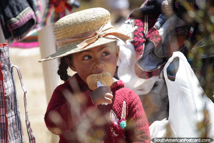 Niña con sombrero come helado en Namora. (720x480px). Perú, Sudamerica.