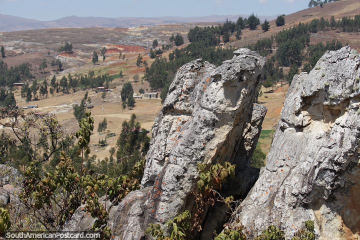 Com vista para vales e colinas ao redor de Namora perto de Cajamarca. (720x480px). Peru, América do Sul.