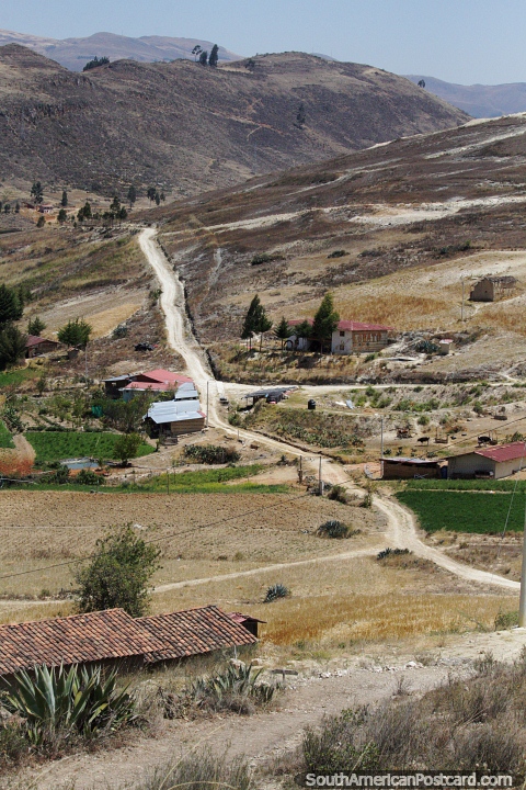 Estrada de terra através do terreno e montanhas em Namora. (480x720px). Peru, América do Sul.