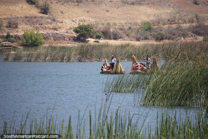 Colados dos juncos da lagoa, os barcos levam as pessoas ao redor da Lagoa de San Nicolas em Namora. (720x480px). Peru, América do Sul.
