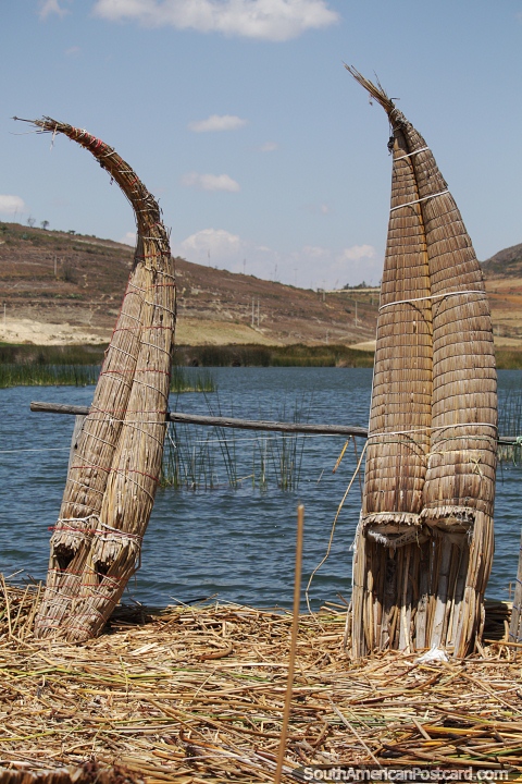 Canoas hechas con juncos con techo de paja se encuentran junto a la laguna de San Nicols en Namora. (480x720px). Per, Sudamerica.