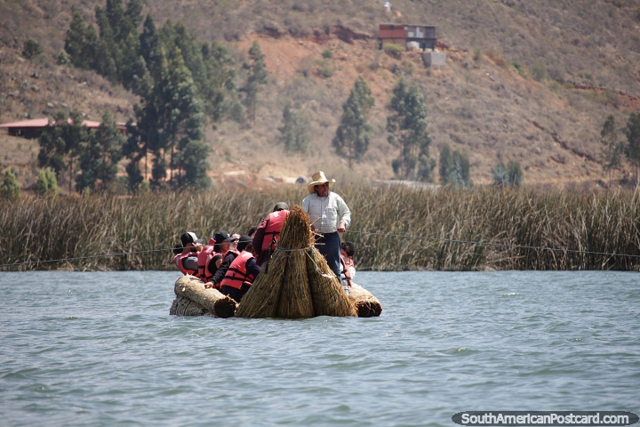 Un grupo de personas viaja alrededor de la laguna en un bote de plataforma con techo de paja hecho de juncos en Namora. (720x480px). Per, Sudamerica.