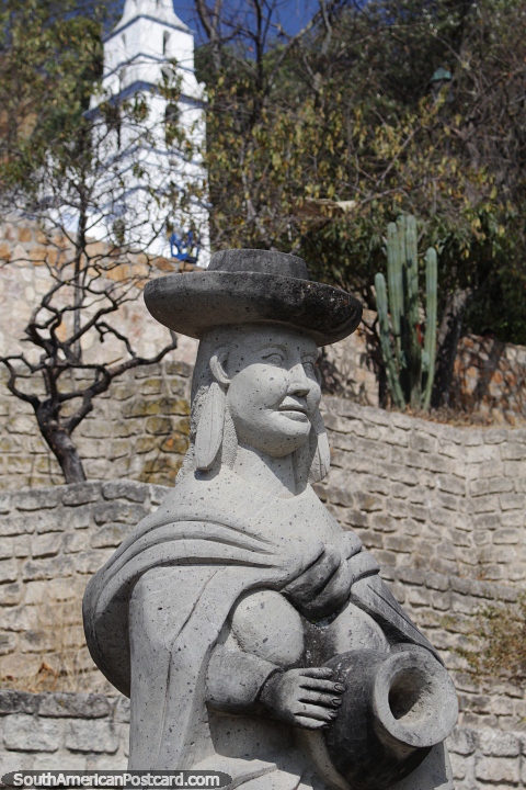 Mulher segura uma urna, escultura de pedra no morro de Santa Apolônia, em Cajamarca. (480x720px). Peru, América do Sul.