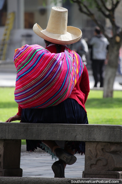 Mulher local de Cajamarca vestida com cores tradicionais e com o típico chapéu branco usado aqui. (480x720px). Peru, América do Sul.