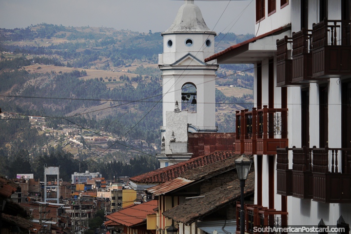 Torre de iglesia y montañas distantes en la ciudad de Cajamarca. (720x480px). Perú, Sudamerica.