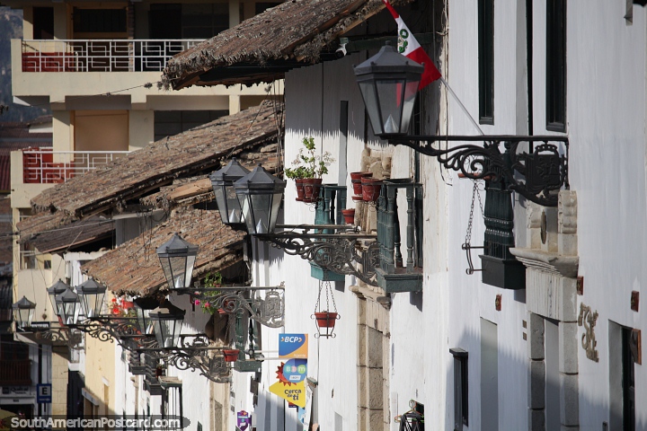 Postes de luz, vasos de plantas e telhados, rua da cidade em Cajamarca. (720x480px). Peru, América do Sul.