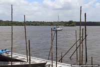 Uma ilha na distância com uma casa no Rio Oyapock no Santo Georges, Guiana Francesa. As 3 Guianas, América do Sul.