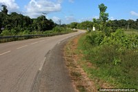 Gostando do passeio na zona rural limpa entre o Santo Georges e Cayenne, Guiana Francesa. As 3 Guianas, América do Sul.