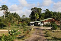 Casa bonita e propriedade com muitas árvores do lado de fora de Cayenne em Guiana Francesa. As 3 Guianas, América do Sul.
