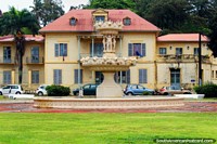 Fonte e edifïcios históricos junto da Residência oficial dos administradores em Cayenne, Guiana Francesa. As 3 Guianas, América do Sul.