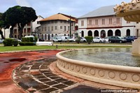 Versão maior do A área bonita em volta da Residência oficial dos administradores perto de Place des Palmistes em Cayenne, Guiana Francesa.