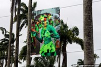 Foto do carnaval em Cayenne em Place des Palmistes, mulher em traje verde e pintura, Guiana Francesa. As 3 Guianas, América do Sul.