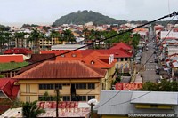 Visão de Cayenne e a rua principal do forte na colina, Guiana Francesa. As 3 Guianas, América do Sul.