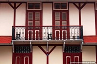 Fachada bonita, balcão, combinando com janelas e portas, Cayenne, Guiana Francesa. As 3 Guianas, América do Sul.