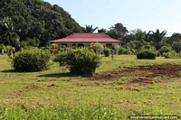 Uma casa no païs entre Cayenne e Kourou em Guiana Francesa. As 3 Guianas, América do Sul.