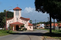 Uma pequena igreja atraente com um relógio em Macouria (Tonate) entre Cayenne e Kourou em Guiana Francesa. As 3 Guianas, América do Sul.