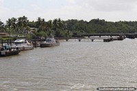 O Rio Kourou com barcos e mato em Guiana Francesa. As 3 Guianas, América do Sul.