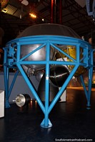 Versão maior do Uma nave espacial esquisita em monitor no museu de centro espacial de Kourou em Guiana Francesa.