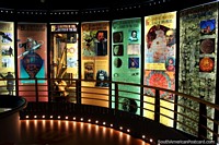 Versão maior do Exposições de néon sobre as viagens de Gulliver e outros no museu de centro espacial de Kourou em Guiana Francesa.