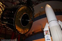 Rocket y el equipo en el museo en el centro espacial de Kourou en la Guayana Francesa. Las 3 Guayanas, Sudamerica.
