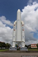 O foguete do lado de fora do centro espacial de Kourou em Guiana Francesa. As 3 Guianas, América do Sul.