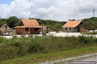 Casas entre Kourou y Saint Laurent du Maroni en la Guayana Francesa. Las 3 Guayanas, Sudamerica.