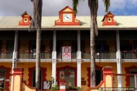 A Prefeitura com o relógio enfrenta em Saint Laurent du Maroni em Guiana Francesa. As 3 Guianas, América do Sul.