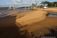 A praia e molhe em Saint Laurent du Maroni em Guiana Francesa. As 3 Guianas, América do Sul.