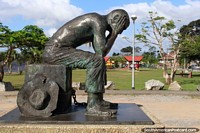 Versión más grande de Bronce-trabajo de un prisionero con un pie encadenado y su cabeza entre las manos en Saint Laurent du Maroni, Guayana Francesa.