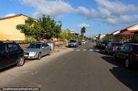 Uma rua longa em volta da parte central de Saint Laurent du Maroni, Guiana Francesa. As 3 Guianas, América do Sul.