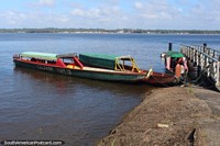 Verso maior do Barcos de rio em Saint Laurent du Maroni com Albina na distncia, Guiana/Suriname francs.