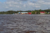 Versão maior do Cruzamento do rio Maroni a Albina o Suriname de Saint Laurent em Guiana Francesa.