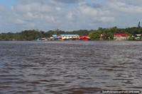 Verso maior do Cruzamento do rio Maroni a Albina o Suriname de Saint Laurent em Guiana Francesa.