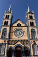 A cara dianteira de São Pedro e Paul Catedral em Paramaribo no Suriname. As 3 Guianas, América do Sul.