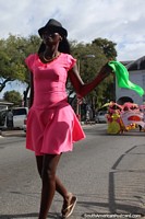 Chica en vestido rosa y un sombrero negro, Las Estrellas Brillando Originales en el desfile Avondvierdaagse en Paramaribo, Surinam. Las 3 Guayanas, Sudamerica.