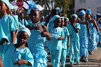 The Little Shining Stars, vestido grupo joven con trajes de color azul claro en el desfile Avondvierdaagse en Paramaribo, Surinam. Las 3 Guayanas, Sudamerica.