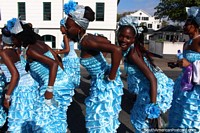 Versão maior do Uma mais velha menina do grupo chamado As Pequenas Estrelas Brilhantes na pompa de Avondvierdaagse em Paramaribo, Suriname.