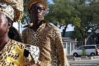 Homem com camisa de pele de tigre e chapéu na pompa de Avondvierdaagse em Paramaribo, Suriname. As 3 Guianas, América do Sul.