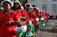 Versão maior do Mulheres do grupo chamado Terras S Hospitaal na pompa de Avondvierdaagse em Paramaribo, Suriname.
