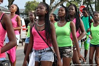 As meninas vestiram-se em rosa e verde na pompa de Avondvierdaagse em Paramaribo, Suriname. As 3 Guianas, América do Sul.