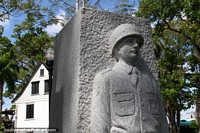 O soldado fez de pedra, parte de Trismonument em Paramaribo, Suriname. As 3 Guianas, América do Sul.