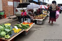 La gente vende sus verduras y producen en los mercados en Paramaribo, Surinam.