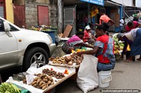 Los mercados en Paramaribo, verduras y frutas, Suriname.