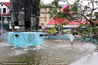 Figuras de bronce en el centro de la fuente en el centro de Paramaribo, Surinam. Las 3 Guayanas, Sudamerica.