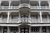 Un edificio de madera con balcones mirando finas y en perfecto estado en Paramaribo, Surinam. Las 3 Guayanas, Sudamerica.