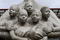 5 figuras de niños, parte de un monumento cerca de Fort Zeelandia en Paramaribo, Surinam. Las 3 Guayanas, Sudamerica.