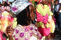 Uma menina jovem do grupo chamado Libi Trobi Krioro na pompa de Avondvierdaagse em Paramaribo, Suriname. As 3 Guianas, América do Sul.