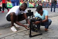 Las cmaras de televisin se preparan para el trabajo en el desfile Avondvierdaagse en Paramaribo, Surinam.