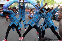 Acción en las calles y un montón de diversión en el desfile Avondvierdaagse en Paramaribo, Surinam. Las 3 Guayanas, Sudamerica.