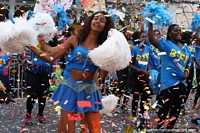 Todo se vuelve loco en el desfile Avondvierdaagse en Paramaribo, el grupo B-Fit en acción, Surinam. Las 3 Guayanas, Sudamerica.
